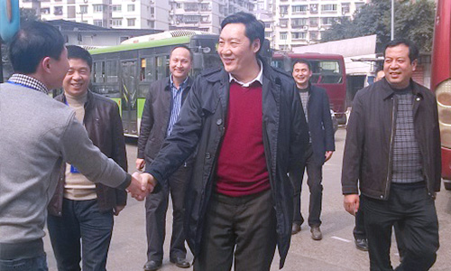  2015年交运集团董事长何宗海（左四）指导璧山分公司春运安全工作
