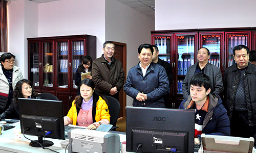 2015年市运管局局长梅永康（左六）指导长运集团春运工作 